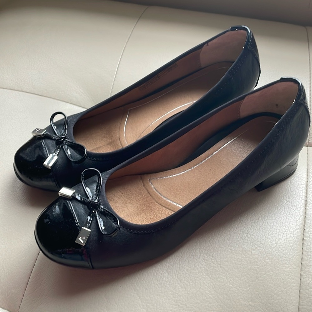 Vionic Black shoes with block heel. Size 5.  Great condition.